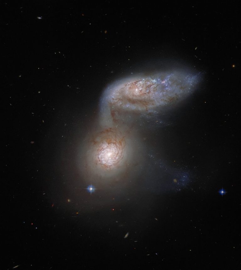 Hubble зафиксировал «танец» двух спиральных галактик (ФОТО)