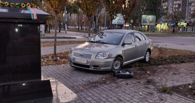 «Тойоту» в Николаеве вынесло на клумбу: за рулем был пьяный военный &#8212; СМИ (ФОТО)