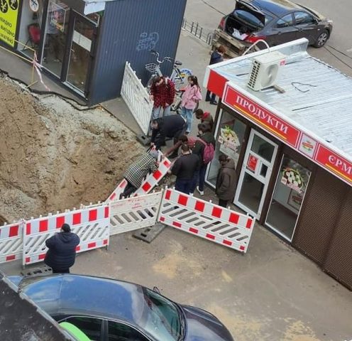 В Киеве в огромную яму провалилась пожилая женщина (ФОТО, ВИДЕО)