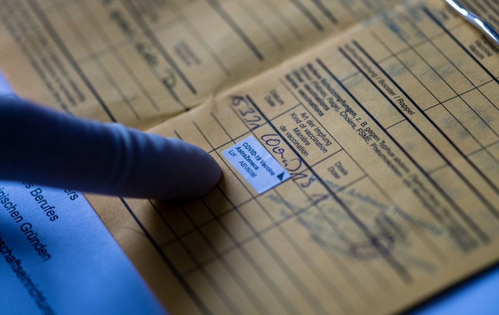 В Украине за подделку COVID-сертификатов вынесли первый приговор врачу