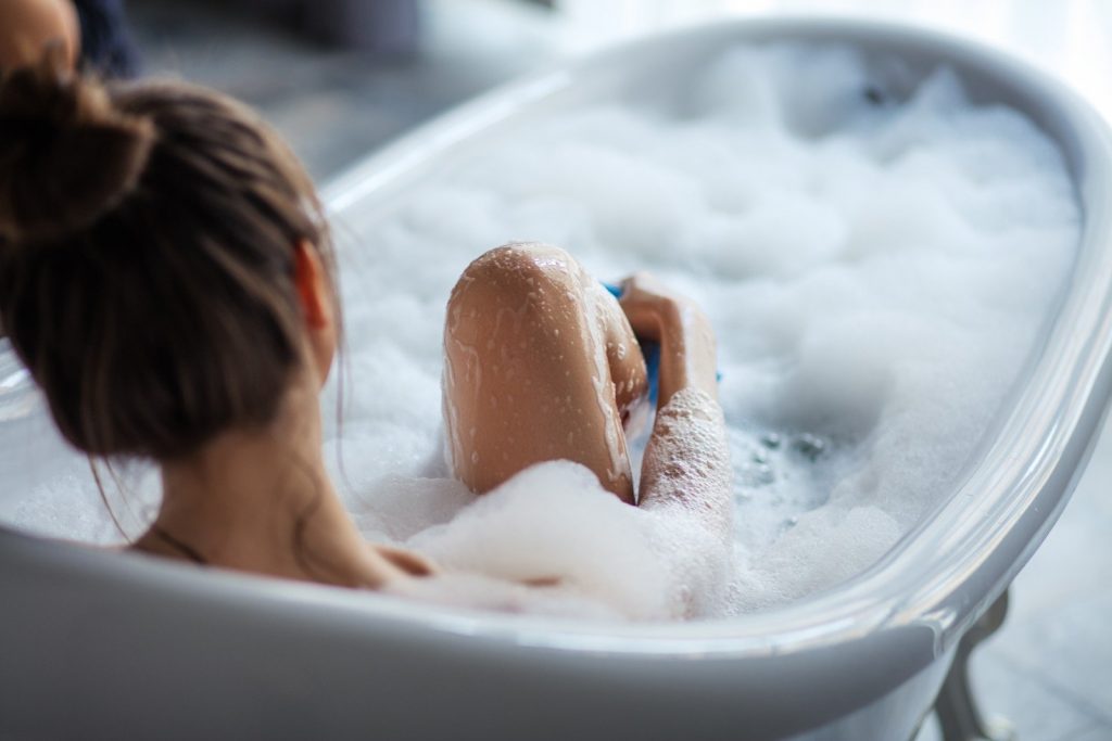 Косметолог: в осенне-зимнее время стоит быть осторожнее с горячими ваннами