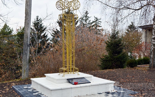 В Тернопольской области открыли памятник букве &#8220;Ї&#8221; (ФОТО)