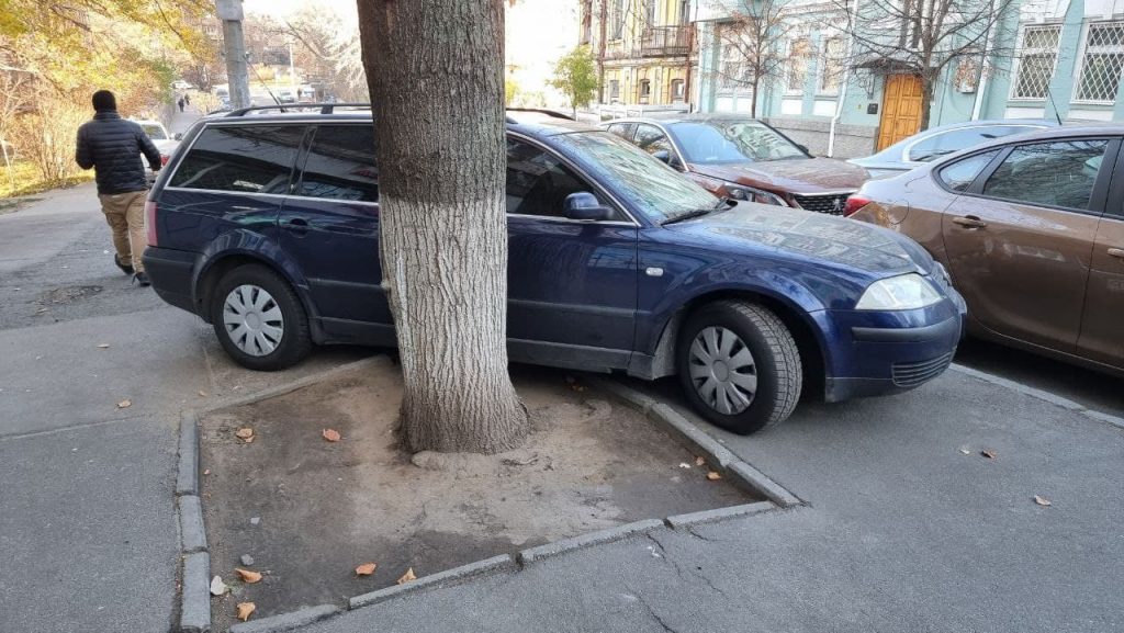 Еще бы дерево убрать: в Киеве «герой парковки» оставил авто на тротуаре (ФОТО)