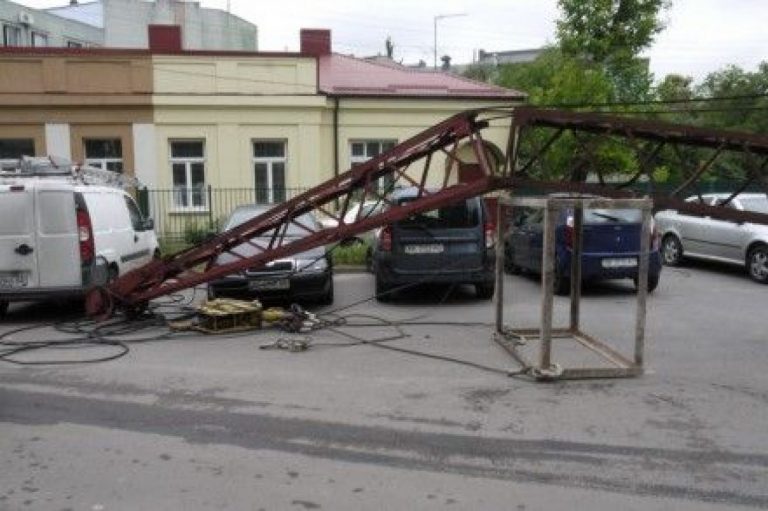 В Ровно стрела крана упала на машину (ФОТО)