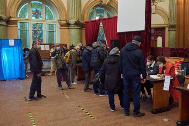 Опубликованы первые данные подсчета голосов на выборах мэра Харькова