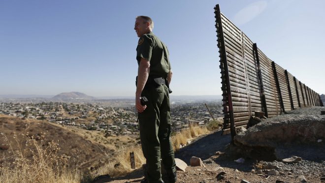 Мигрант на границе США с Мексикой ловко перескочил стену и стал мемом (ВИДЕО)