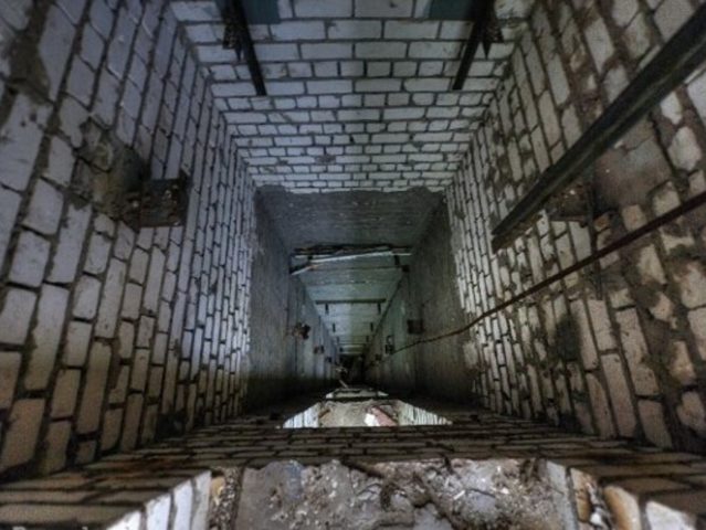 Под Полтавой в шахту лифта недостроенной многоэтажки упал ребенок