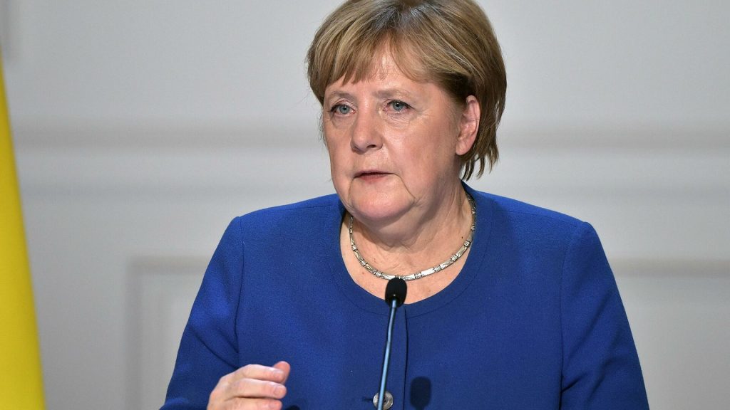 Меркель призвала сохранять диалог с Россией