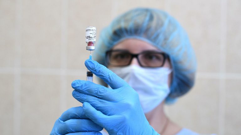Индийская компания заявила о начале клинических испытаний назального спрея против коронавируса