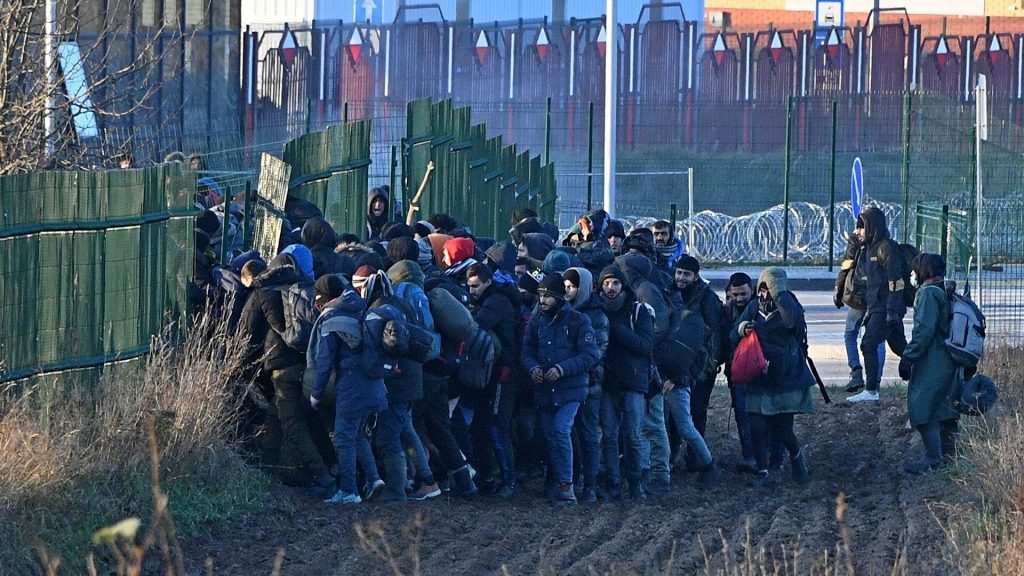 Польша обвинила белорусские службы в помощи мигрантам при штурме границы