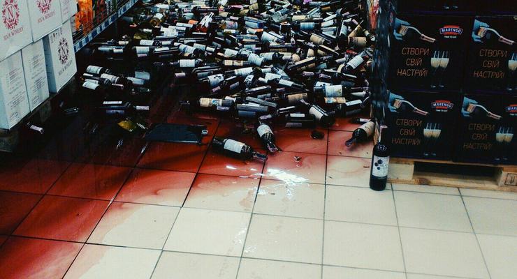 На работника склада рухнули 8-метровые стеллажи с водкой и пивом (ВИДЕО)