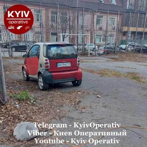 В Киеве заметили «героя парковки», который оставил авто в очень неожиданном месте (ФОТО)