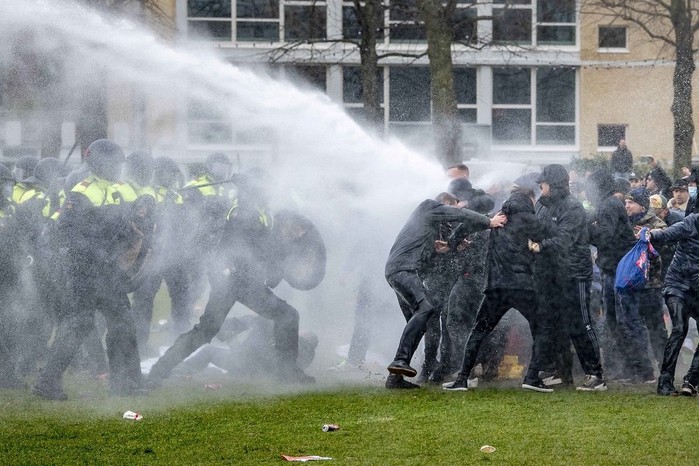 Третью ночь в городах Нидерландов продолжаются COVID-протесты с беспорядками (ВИДЕО)
