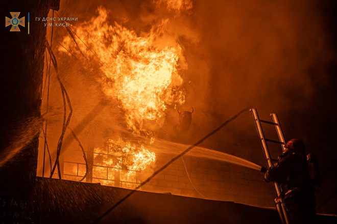 В Киеве горела станция техобслуживания: есть пострадавший (ФОТО)