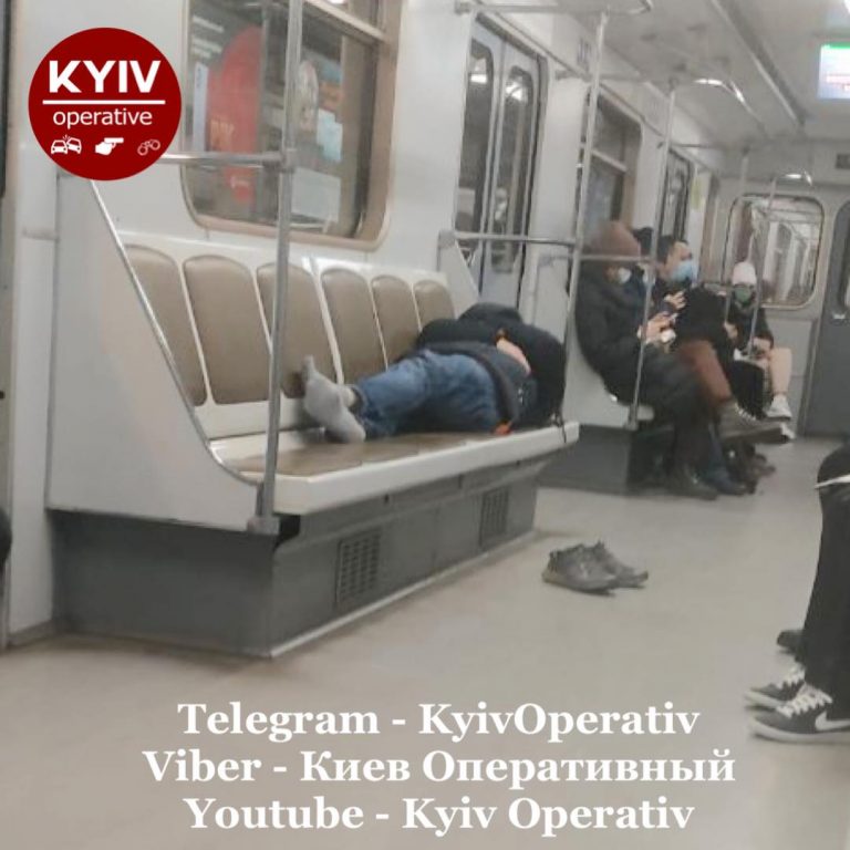 «Для ВИП-ов»: в столичном метро мужчина снял обувь и лег на все сидение (ФОТО)