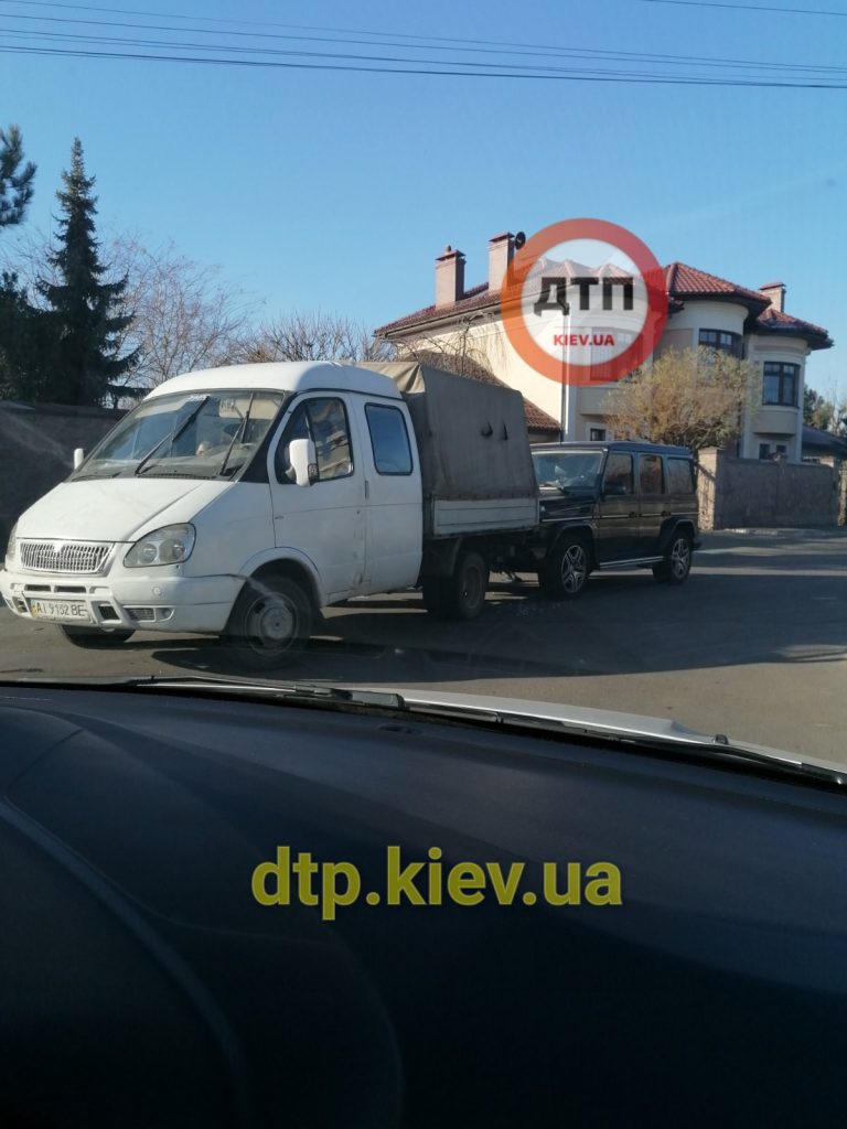 Под Киевом «гелик» догнал грузовой фургон (ФОТО)
