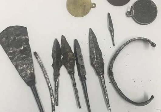 Под Харьковом нашли сотни старинных монет и древние наконечники стрел (ФОТО) 