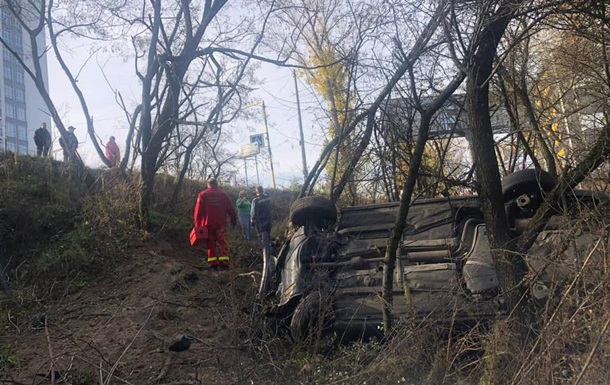 На Киевщине такси упало в глубокий кювет (ФОТО)