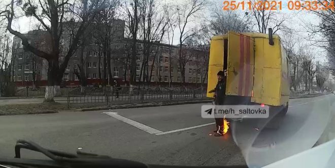 В Харькове загорелся грузовик коммунальщиков во время движения (ФОТО, ВИДЕО)