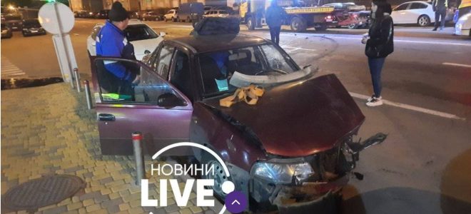 В Киеве ДТП: нетрезвый водитель врезался в автомобиль курьера (ФОТО)