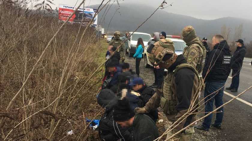 На Закарпатье украинцы перевозили через границу десятерых нелегалов (ФОТО, ВИДЕО)