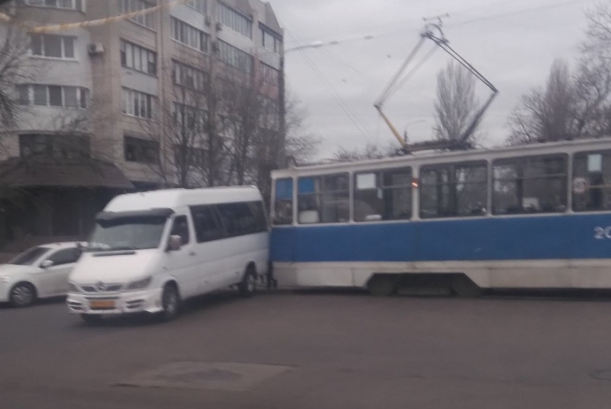 В Николаеве столкнулись трамвай и микроавтобус (ФОТО)
