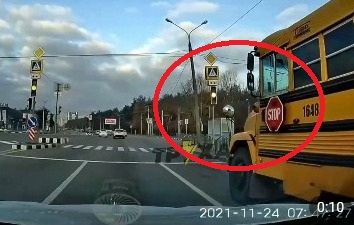 В Харькове школьный автобус с детьми пролетел перекресток (ВИДЕО)