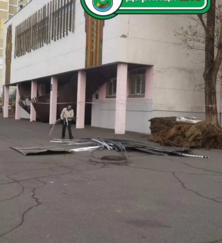 В Киеве обрушился подвесной потолок на входе в школу (ФОТО)