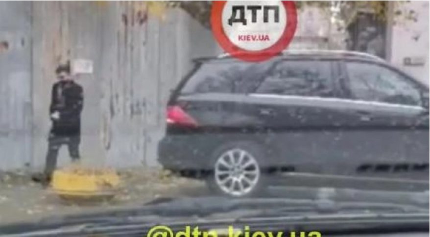 В центре Киева «герои парковки» перенесли «мешающую» стоянке клумбу (ВИДЕО)