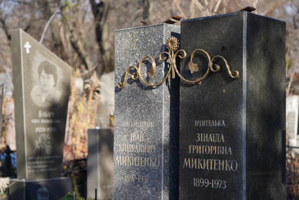 На Байковом кладбище в Киеве украли бронзовый бюст с могилы писателя
