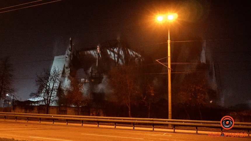 В Днепре контролируемым взрывов снесли здание на территории бывшего завода (ВИДЕО)