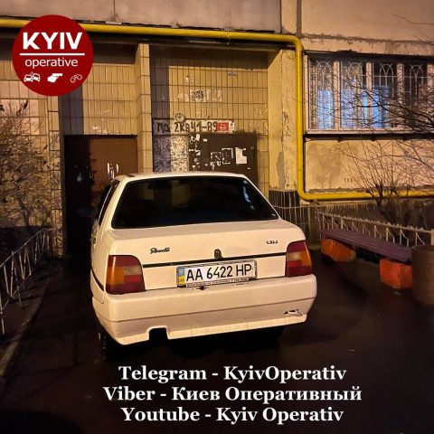 В Киеве «герой парковки» перекрыл вход в подъезд (ФОТО)