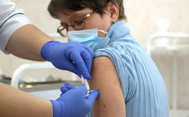 В Минздраве решили расширить перечень профессий для обязательной прививки против COVID