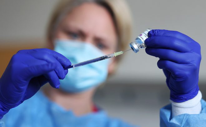 Украинцам, которых отстранят от работы за отказ от вакцинации, не дадут больничных