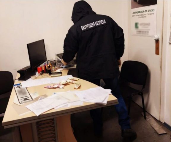 В Запорожье «липовый» сотрудник админцентра обманывал клиентов (ФОТО)