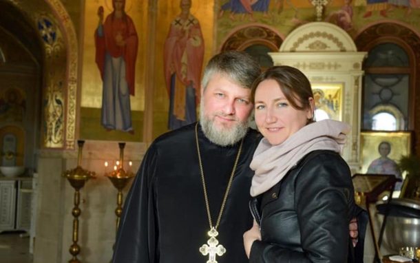 В Киеве во время крестного хода рухнувшее дерево убило жену протоиерея