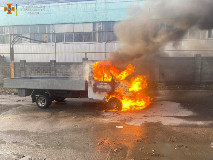 В Николаеве вспыхнул припаркованный грузовик (ФОТО)