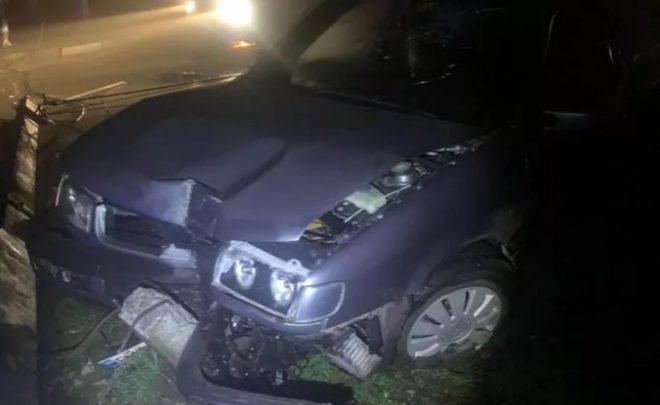Автоледи за рулем Volkswagen врезалась в электроопору в Полтавской области (ФОТО)