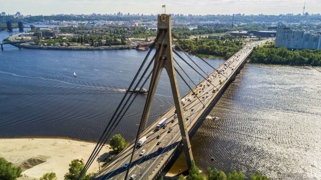 В Киеве неизвестные взобрались на опору Северного моста (ВИДЕО)