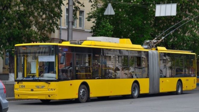В Николаеве водитель троллейбуса избила беременную