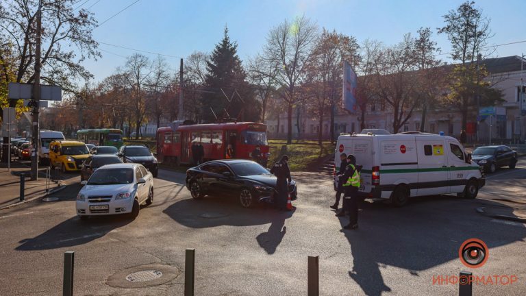 В Днепре столкнулись инкассаторская машина и Mazda: остановились трамваи (ФОТО)