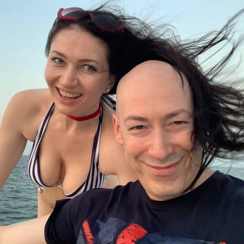 Дмитрий Гордон выложил снимок с полуголой женой (ФОТО)