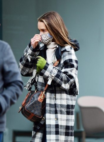 Эмилия Кларк для лондонской прогулки выбрала трендовое пальто (ФОТО)