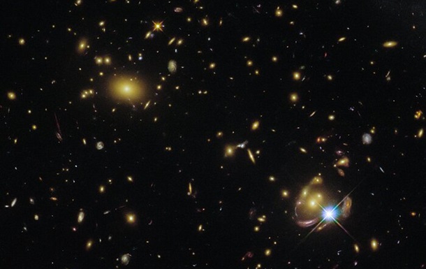 Hubble показал &#8220;тройную&#8221; галактику в созвездии Рыбы (ФОТО)