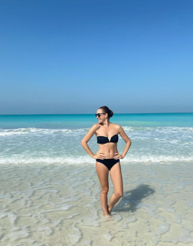 Катя Осадчая потрясла фанатов фигурой в бикини на пляже (ФОТО)