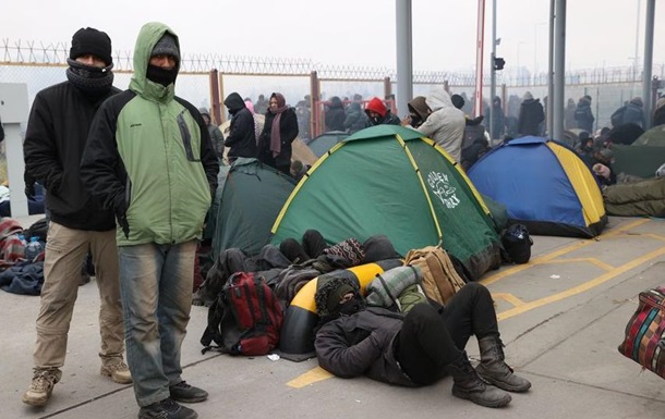 Мигранты встали новым лагерем у погранперехода Польши (ФОТО, ВИДЕО)