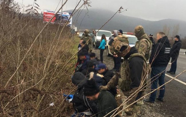На Закарпатье задержали украинцев, перевозивших мигрантов (ФОТО, ВИДЕО)
