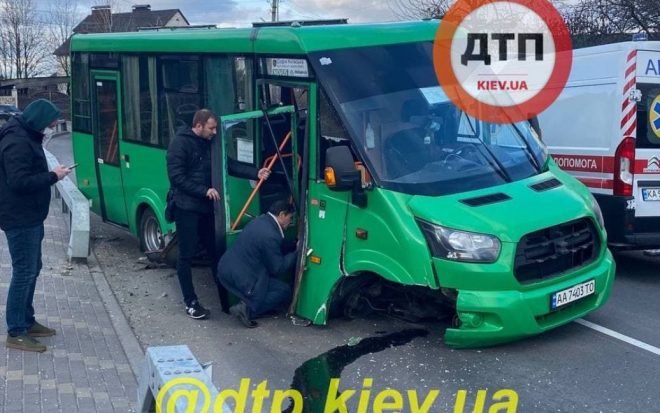 Оторвало колесо и вылетели окна: в Киеве маршрутка с пассажирами влетела в отбойник (ФОТО)