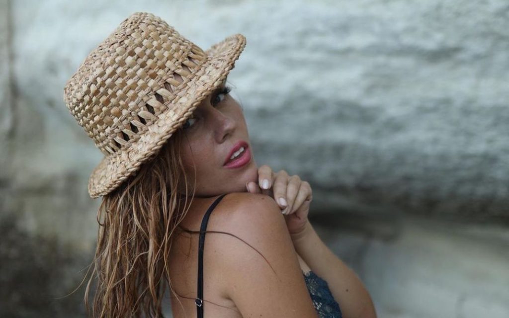 «Мама трех детей»: Певица Alyosha позировала на пляже (ФОТО)