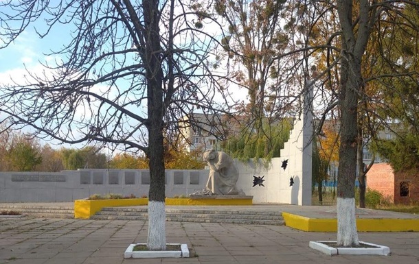 Под Харьковом вандалы надругались над памятником (ФОТО)